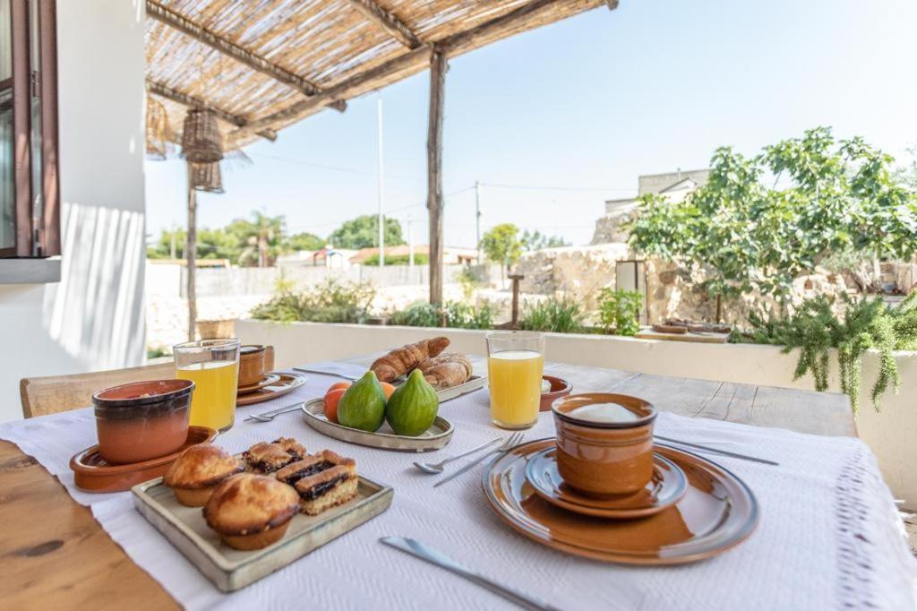 Trullo Santovia Bed & Breakfast Сант'Изидоро Екстериор снимка